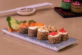 Nikkey Sushi – Combo sabores
Um encontro de tradição e inovação. Combinado de Hot Rolls com coberturas deliciosas para agradar os mais diversos paladares – o tradicional salmão batidinho, a sutileza da geléia de pimenta, o sabor característico da pimenta biquinho e a crocância da noz macadâmia. Este ano, o Nikkey servirá também uma variação do prato para o público vegano.
